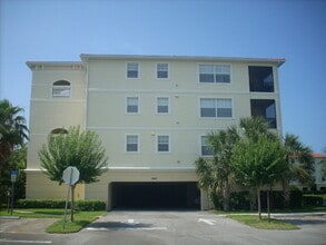 Building Photo - Venice Island 3BR/2BA 3rd Floor End Unit C...