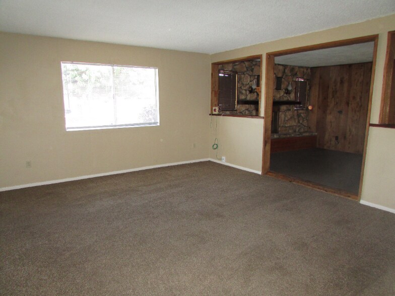 Building Photo - 2520 Bernice Dr