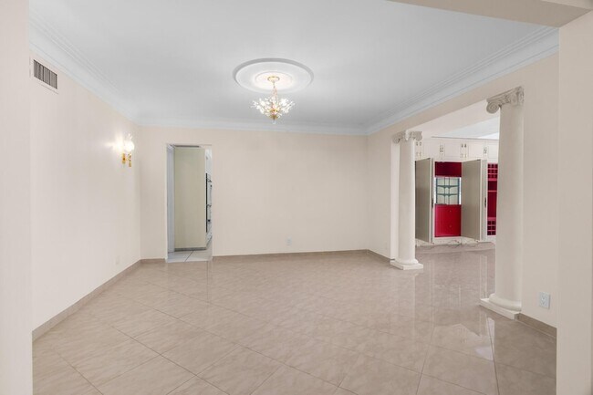 Building Photo - 2100 Cocoanut Rd