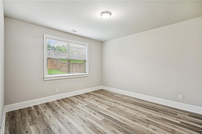 Building Photo - 5180 Mirror Lake Dr