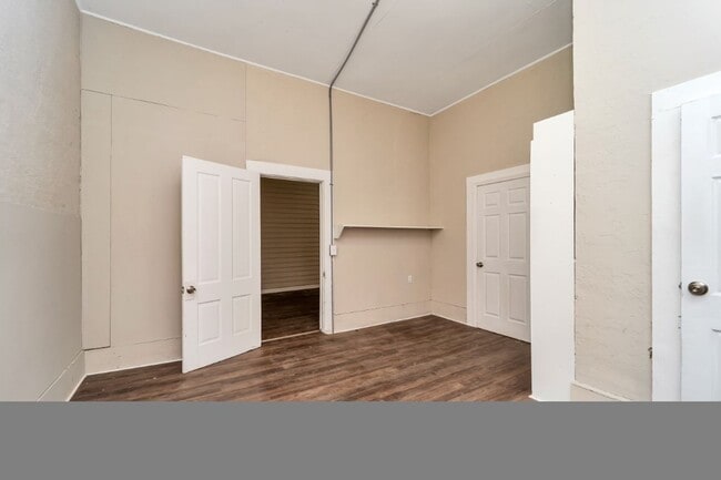 Building Photo - Talladega Beauty! Renovated 4BR/2BA with Huge Covered Porch