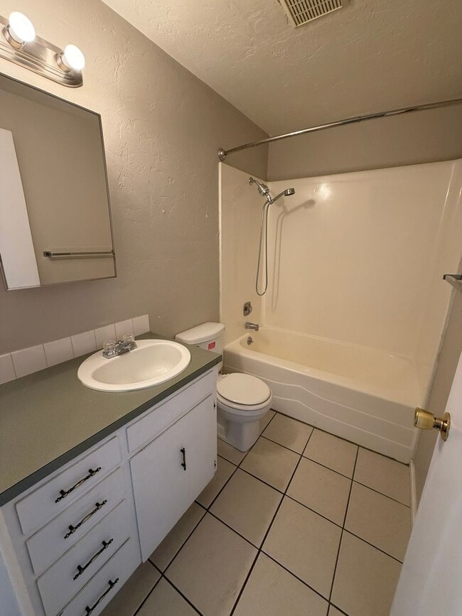 Building Photo - Pet Friendly 2 Bedroom in Lebanon!