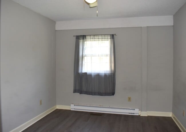 Building Photo - Newly Renovated 1 Bed/1 Bath Quadplex in C...