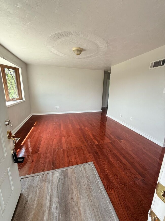 Building Photo - Updated 2BD 1BA house in McKeesport!