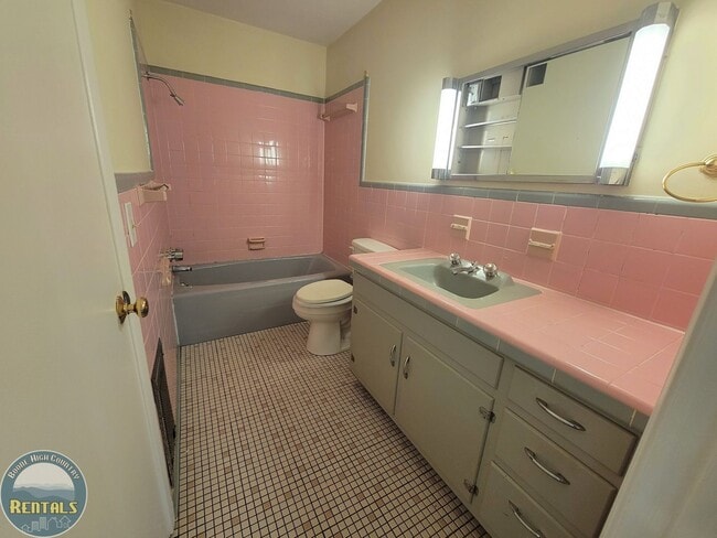 Building Photo - Spacious House Located off the 105 Bypass