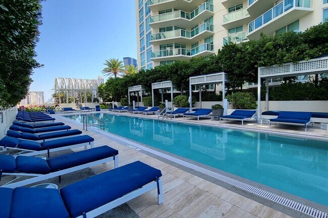Building Photo - 150 Sunny Isles Blvd