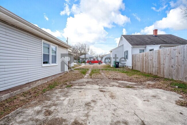 Building Photo - 402 Dupuy Ave