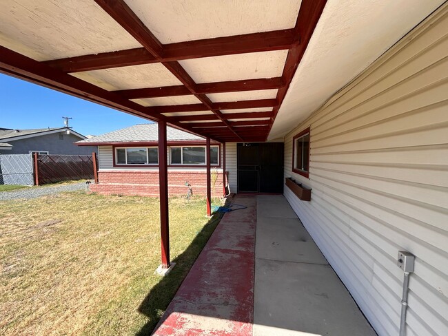 Building Photo - Space and updated in Lemoore