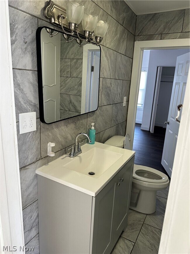 Building Photo - 1418 Wyandotte Ave