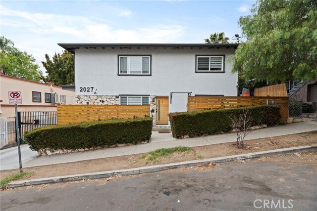 Building Photo - 2027 Vista Del Mar Ave