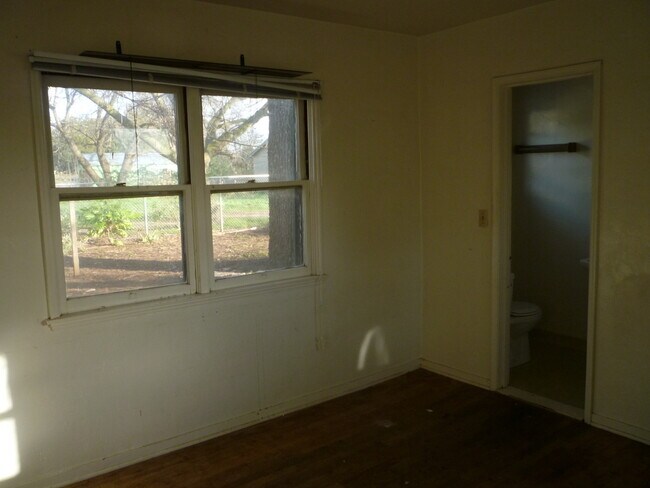 Building Photo - Adorable Home in Country Setting!