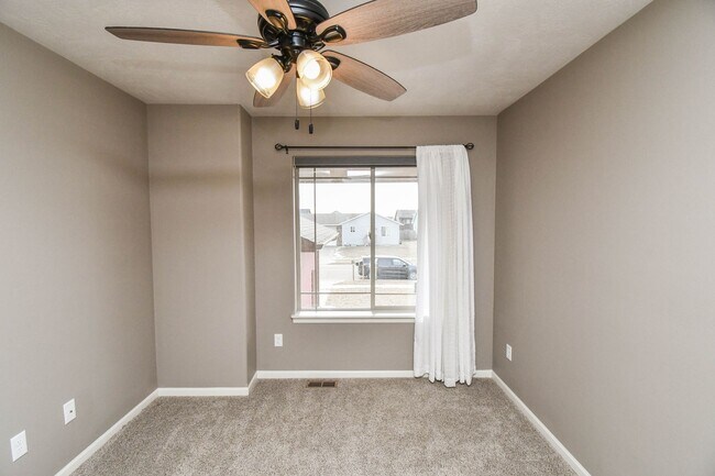 Building Photo - 5 Bedroom 3 Bathroom Single Family Home North Sioux Falls!
