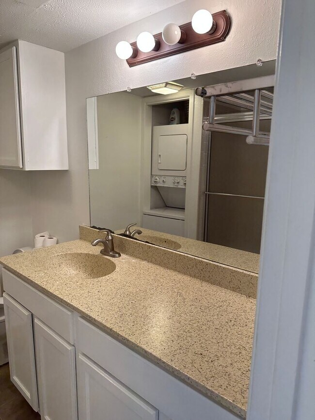 Building Photo - Bryan - 1 bedroom / 1 bath, really close t...