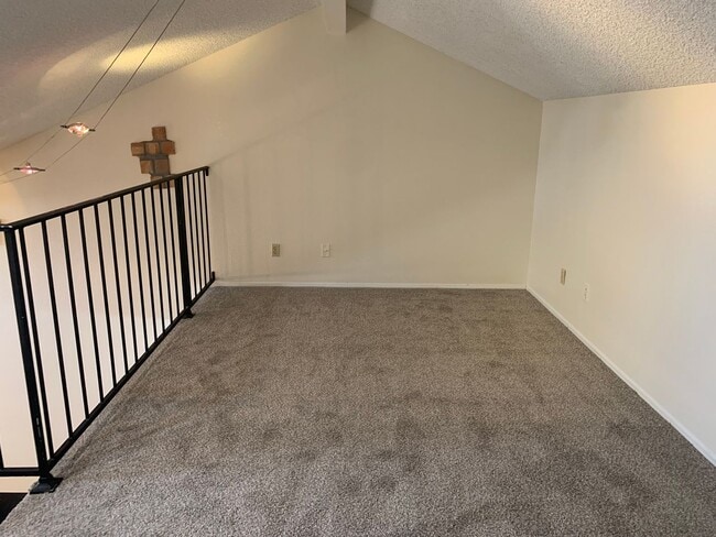 Building Photo - Excellent 1 bedroom w/ loft