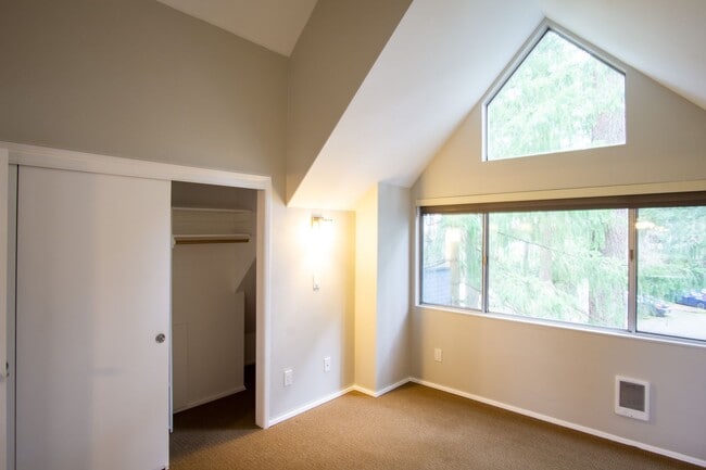 Building Photo - Spacious Lake Oswego 2Bdr w/Fireplace, Dishwasher, W/D, & Balcony!