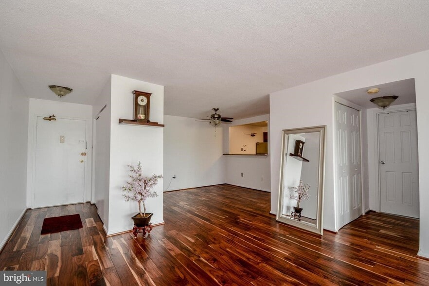 Building Photo - 1300 Army Navy Dr