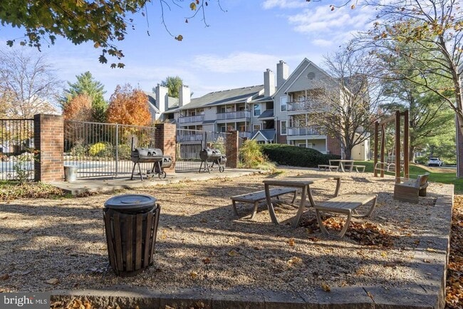 Building Photo - 3909 Penderview Dr