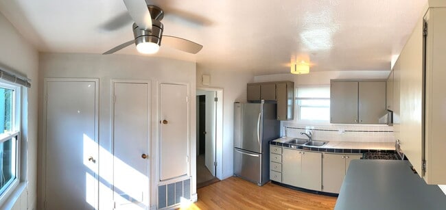 Building Photo - UPDATED 1000 sf 2 BR/1BA  Oak Center/West Oakland Cottage Minutes from Emeryville, Downtown, 80, ...