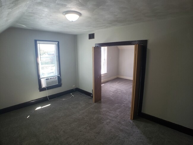 Building Photo - Cozy 2 Bedroom 1 bath Upstairs with Garage