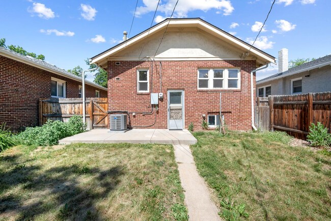 Building Photo - Craftsman brick Highlands home with fenced...