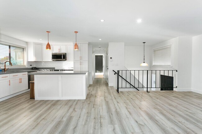 Building Photo - Modern 4bd 2.5 bath Home