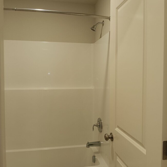 Building Photo - Beautiful Modern Home in Woodburn is Ready For You!!