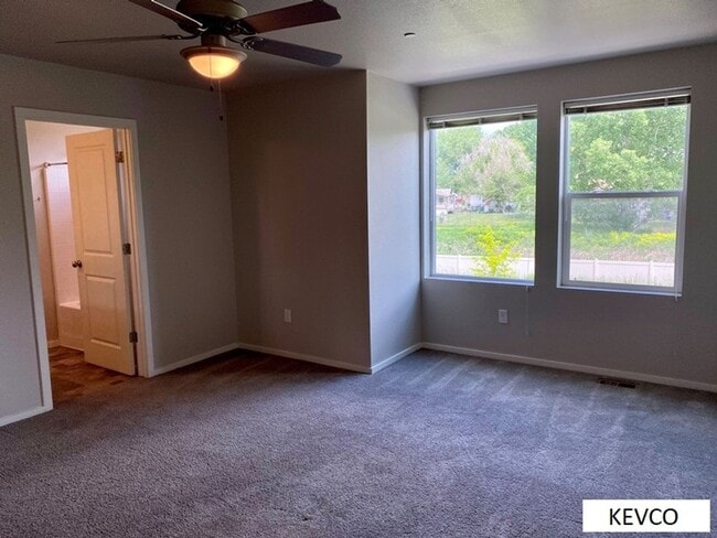 Building Photo - Lovely Newer Townhouse