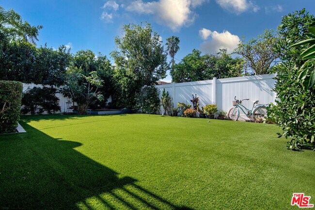 Building Photo - 2947 Kelton Ave