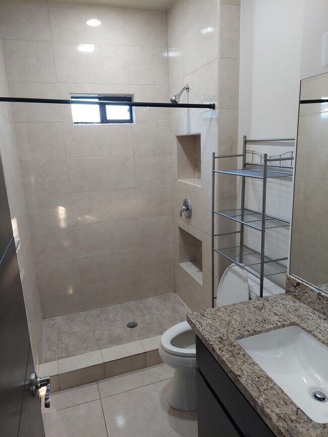 Building Photo - 2701 E Lyon St