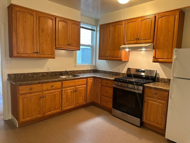 Building Photo - 465 Church St