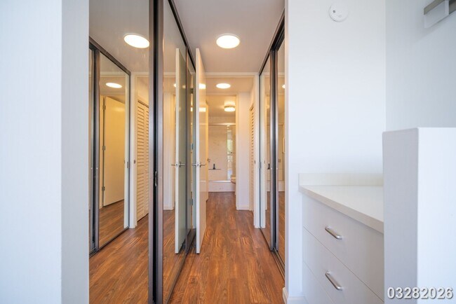 Building Photo - Convenient Honolulu Living – 1 Bedroom with Stunning Views!