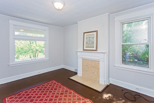 Building Photo - BOND HILL-  3 STORY 3 BEDRM 2 FULL BATH OPEN FLOOR PLAN w GARAGE