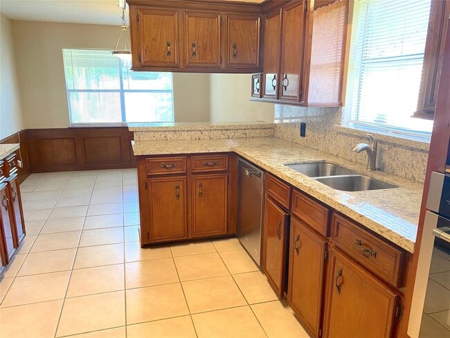 Building Photo - 323 Maybrook Dr