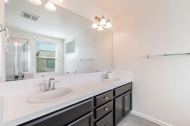 Building Photo - Charming Riverstone Home with Spacious Kitchen Island & Private Backyard & Solar