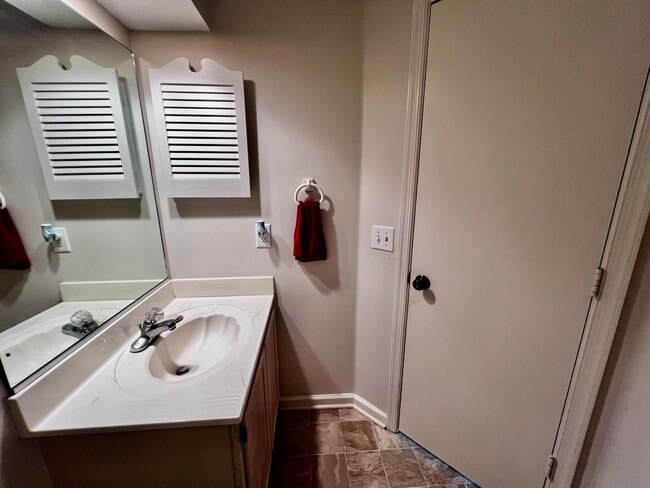 Building Photo - Beautiful 2-Bedroom End Unit Townhome in O...