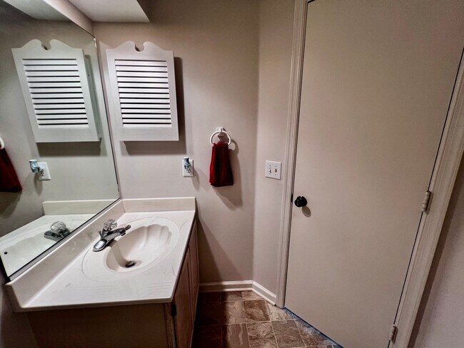 Building Photo - Beautiful 2-Bedroom End Unit Townhome in Ocean Lakes!