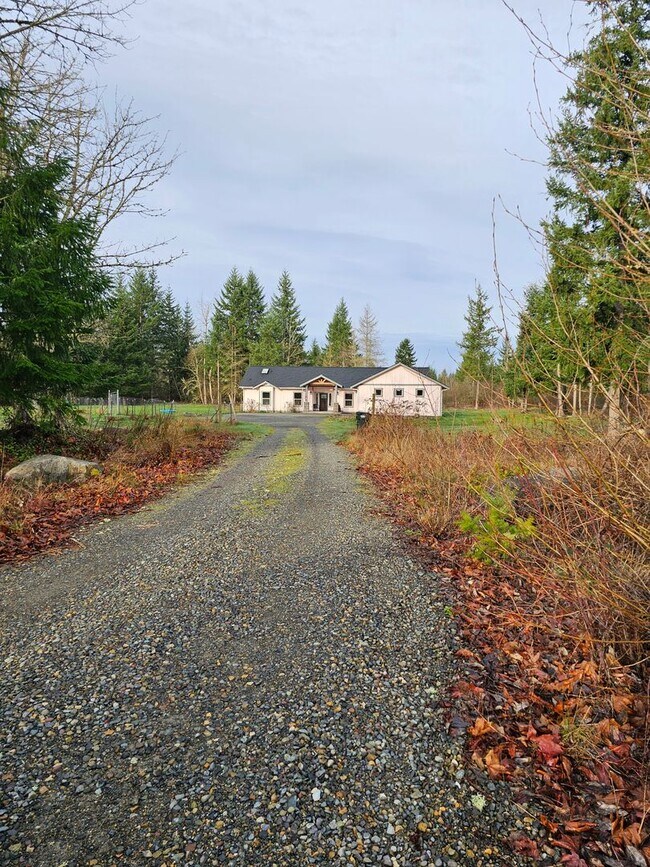 Building Photo - 4 Bedroom Home in Mountain Vista Community!