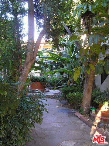 Building Photo - 329 N Heliotrope Dr