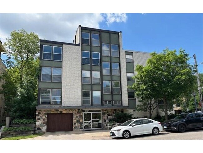 Building Photo - 821 Douglas Ave