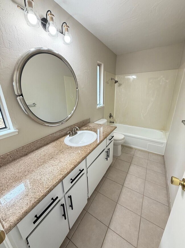 Building Photo - 2 BED 1.5 BATH CONDO IN WALNUT CREEK