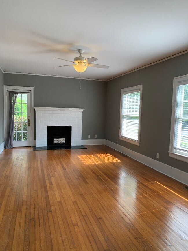 Building Photo - Beautiful Historic 3 Bedroom 2 Bath House on Colonial Drive