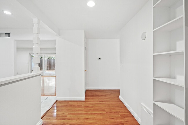 Building Photo - Beautifully Renovated 3BR/2BA Single-Story...