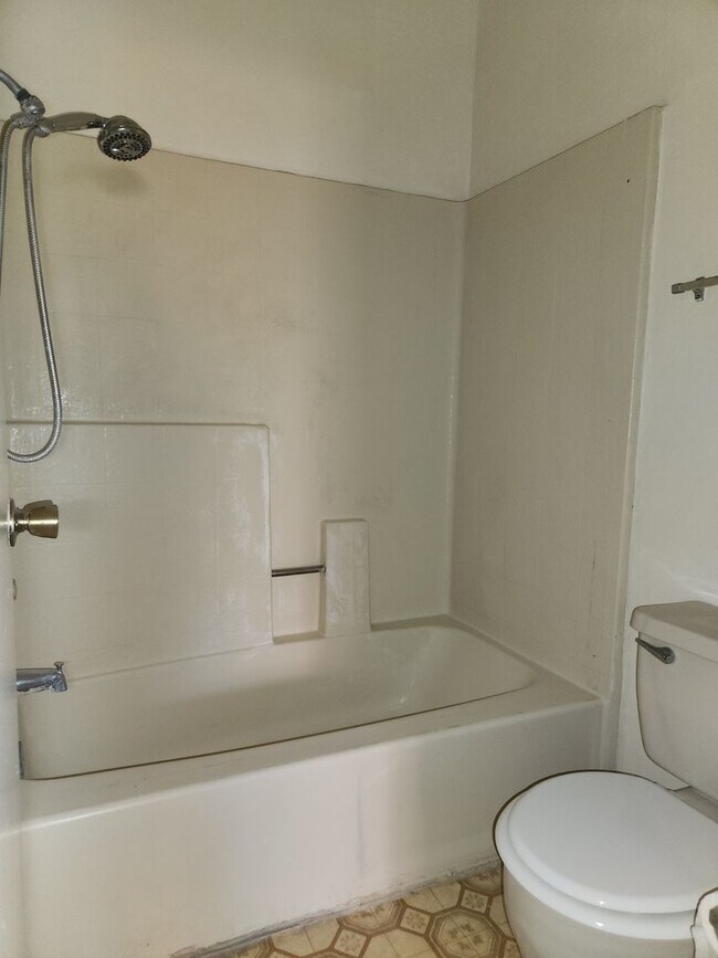 Building Photo - CUTE 2ND FLOOR  1 BEDROOM CONDO W/ LOFT