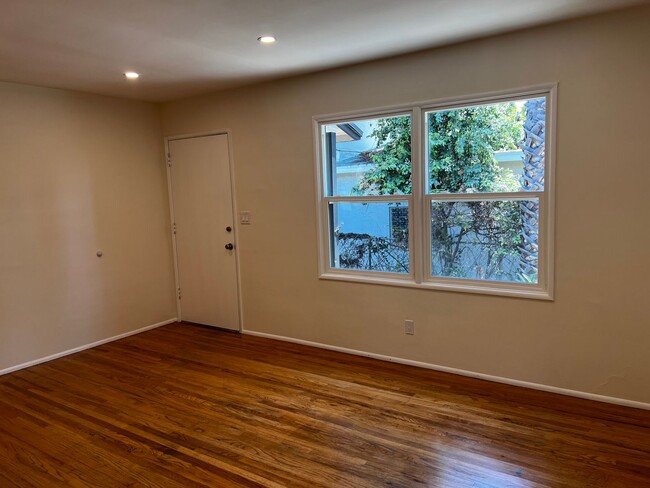 Building Photo - 2 Bedroom 1 Bath Completely Remodeled Apar...