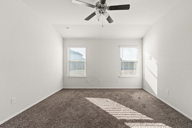 Building Photo - Beautiful 4bed/2 bath