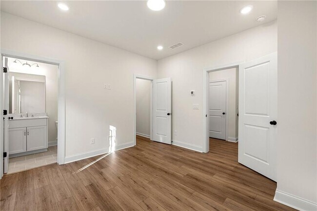 Building Photo - 167 Basil St