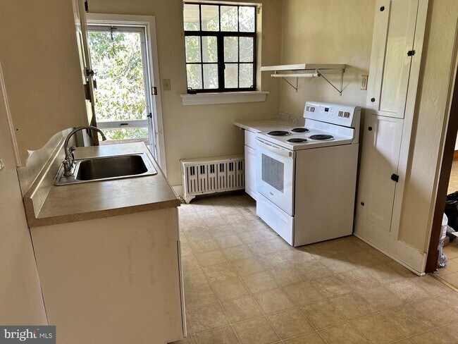 Building Photo - 5 E Maplewood Ave