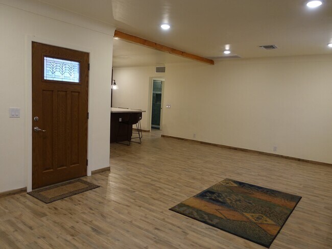 Building Photo - Gorgeous fully remodeled in Central Tucson - Pre Lease August 2026