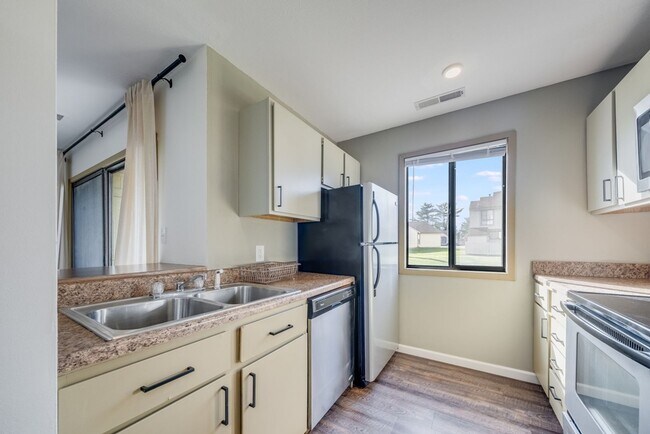 Building Photo - 2 bedroom 1 Bathroom Condo-