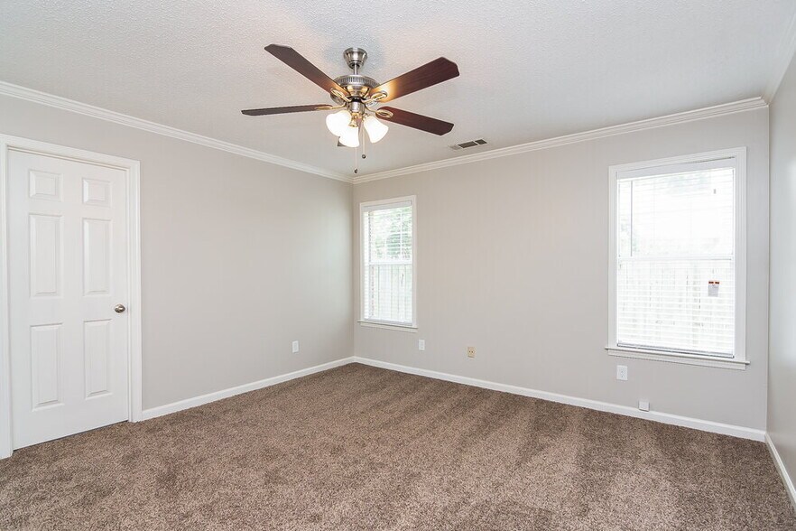 Building Photo - 8925 Lake Springs Cove